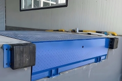 移動(dòng)式液壓叉車(chē)集裝箱裝車(chē)平臺(tái)介紹